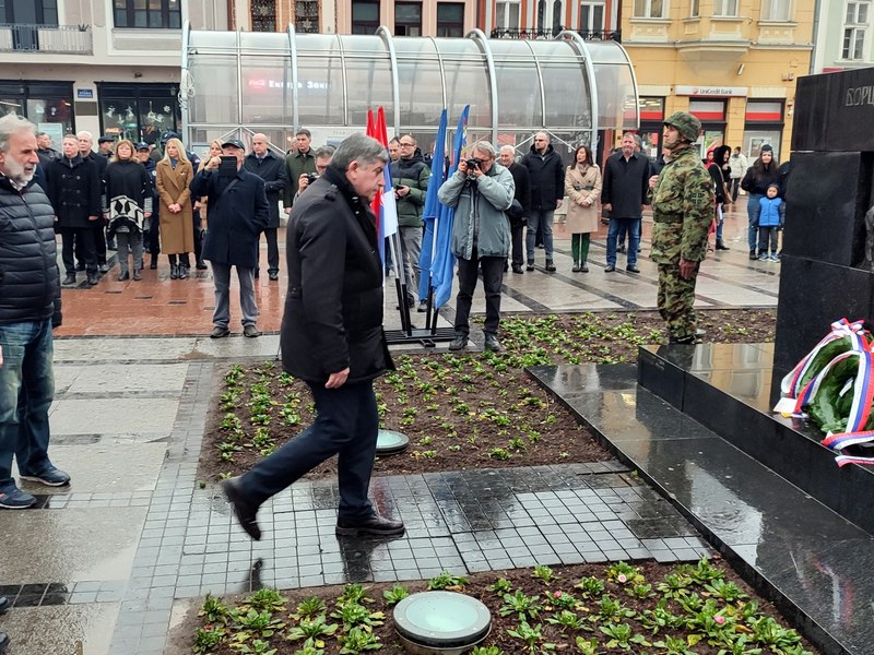 ПОЛОЖЕНИ ВЕНЦИ НА СПОМЕНИК ОСЛОБОДИОЦИМА НИША