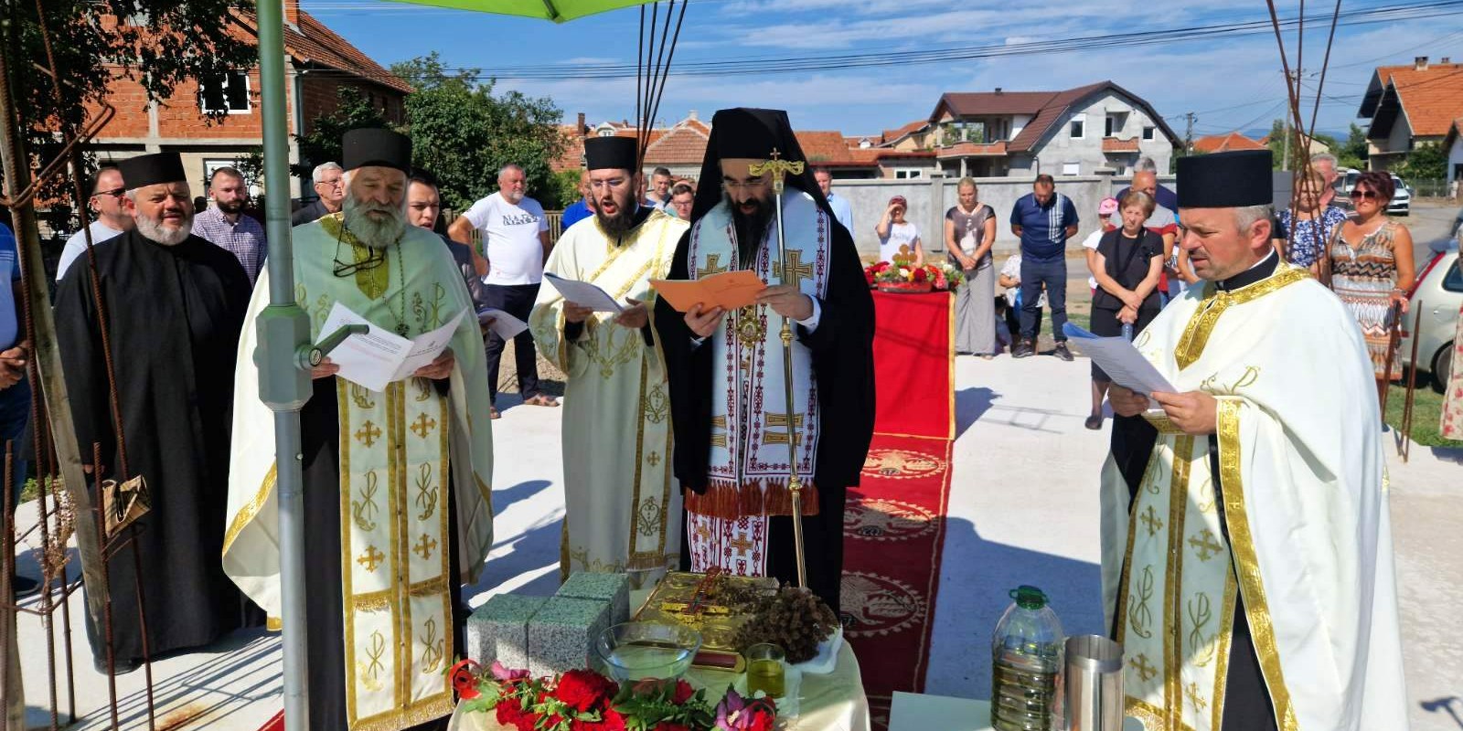 ОСВЕЋЕНИ ТЕМЕЉИ НОВОГ ХРАМА У НОВОМ СЕЛУ