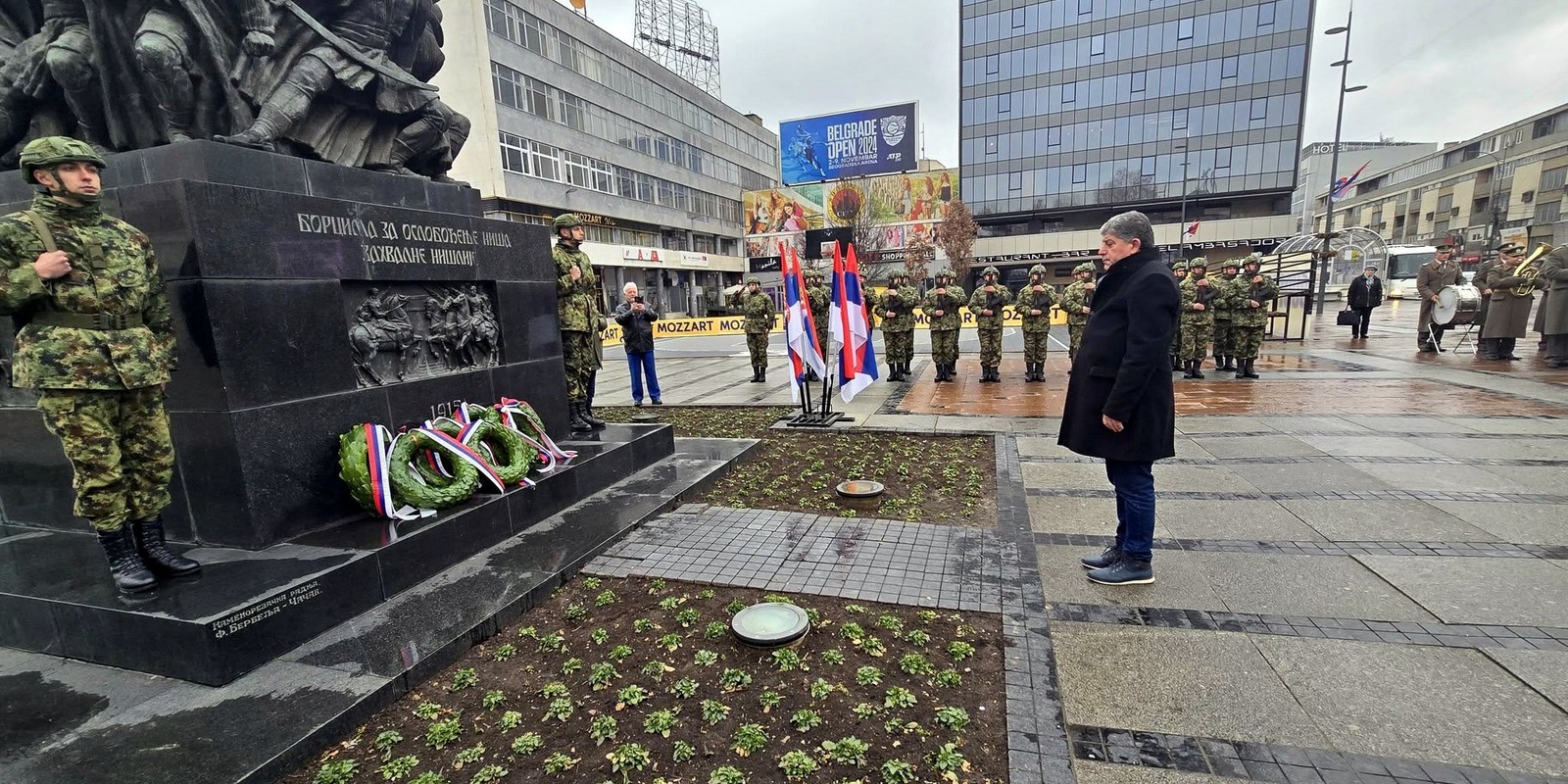 ОБЕЛЕЖЕН ДАН ДРЖАВНОСТИ ПОЛАГАЊЕМ ВЕНАЦА НА ТРГУ КРАЉА МИЛАНА